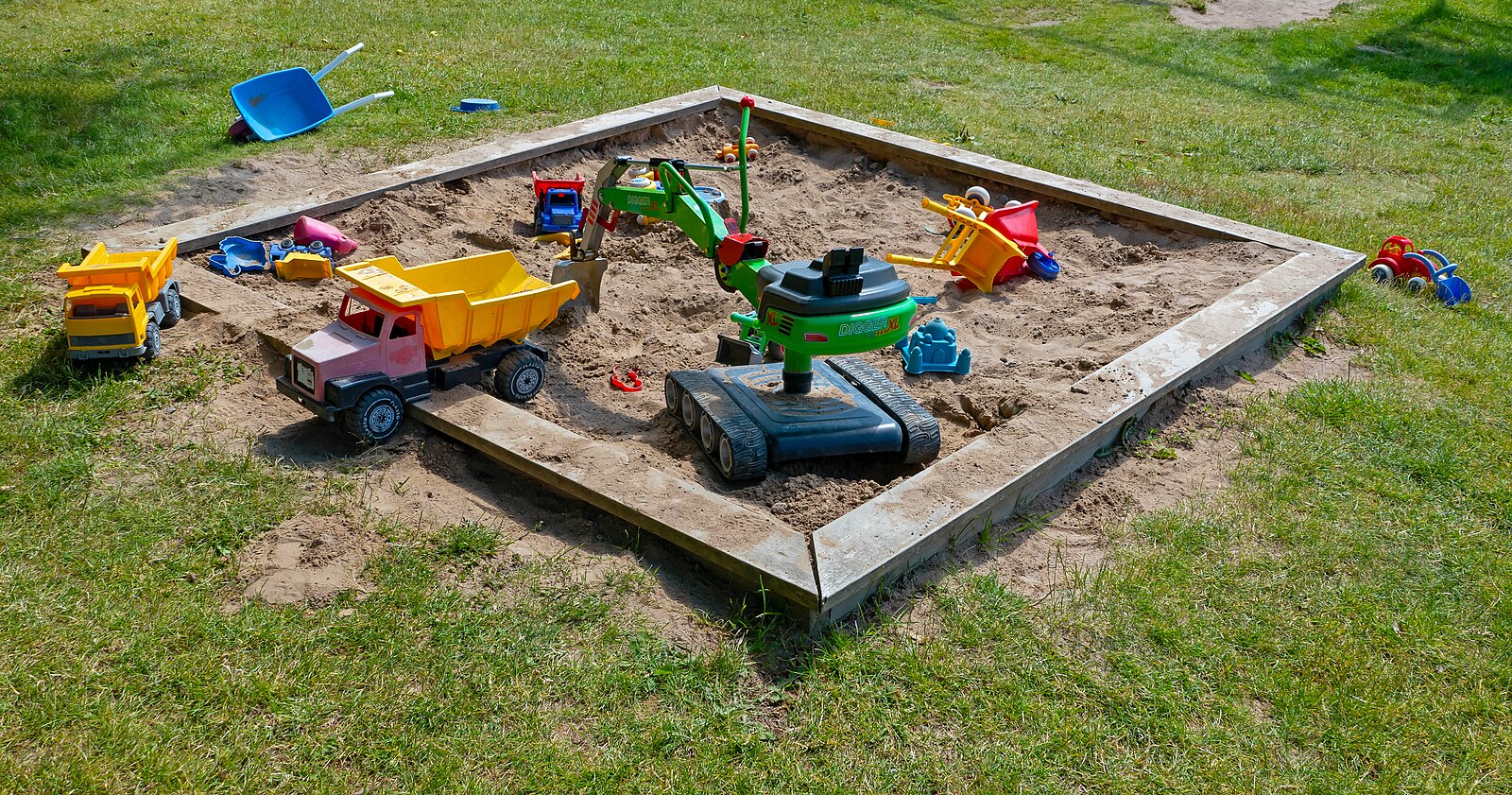 Source https://commons.wikimedia.org/wiki/File:Sandbox_with_toys_on_R%C3%B6e_g%C3%A5rd_2.jpg